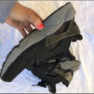 Nike Air Huarache Black US 7 (WMN’s 8.5)